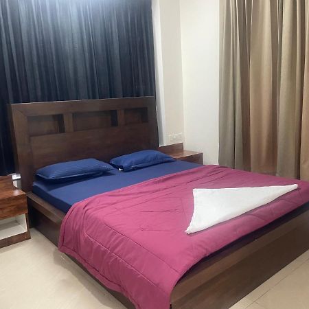 Royal Nest Premium Hotel Mundhva Buitenkant foto