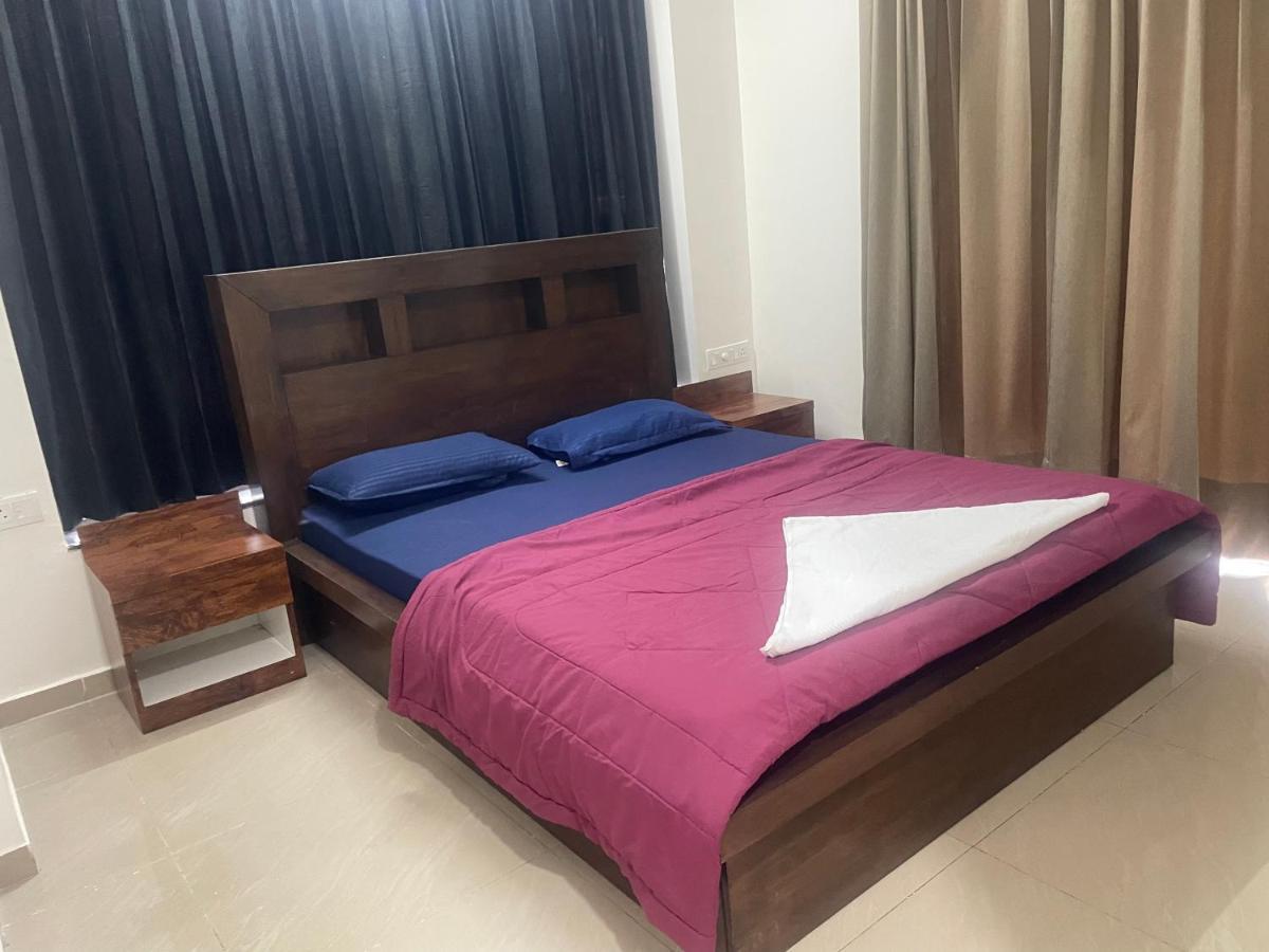 Royal Nest Premium Hotel Mundhva Buitenkant foto