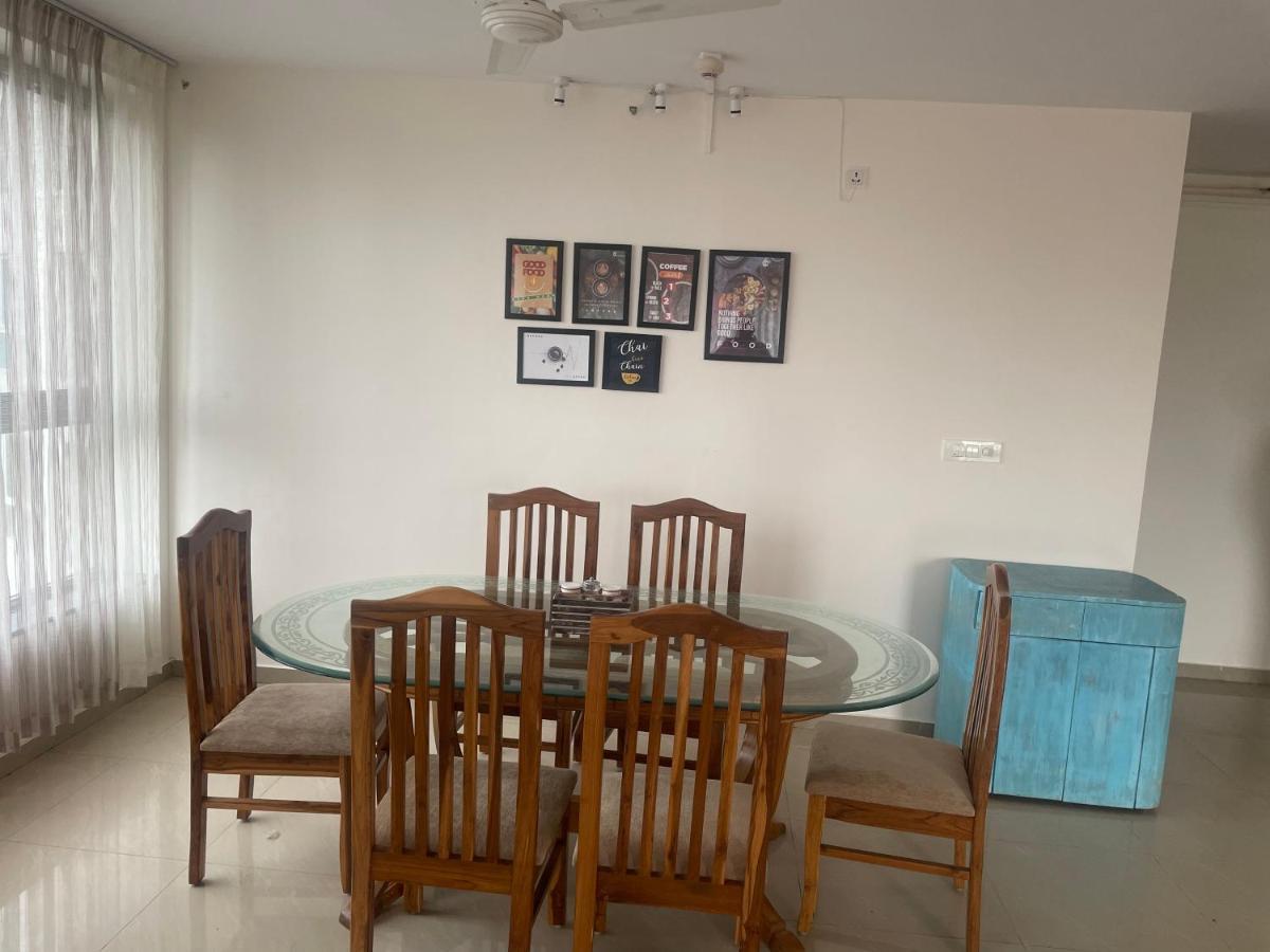 Royal Nest Premium Hotel Mundhva Buitenkant foto