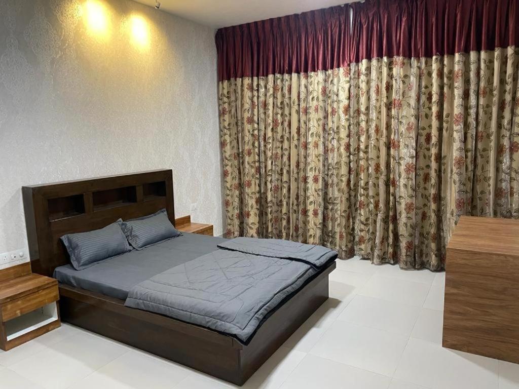 Royal Nest Premium Hotel Mundhva Buitenkant foto