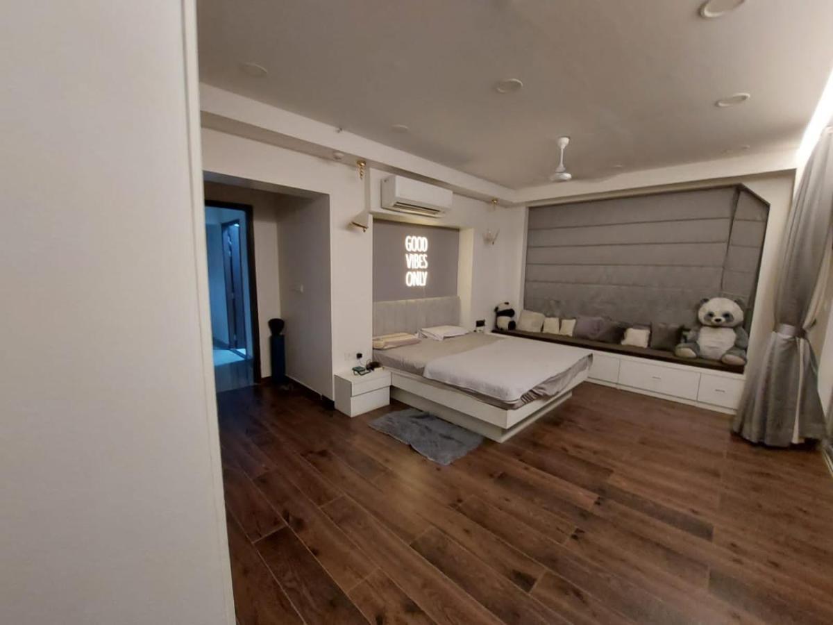 Royal Nest Premium Hotel Mundhva Buitenkant foto