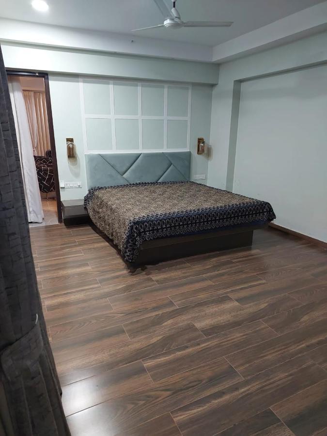Royal Nest Premium Hotel Mundhva Buitenkant foto