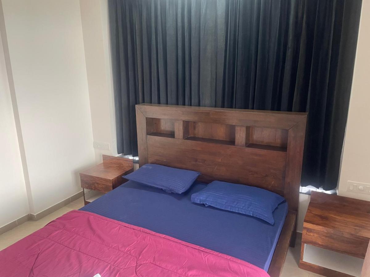 Royal Nest Premium Hotel Mundhva Buitenkant foto