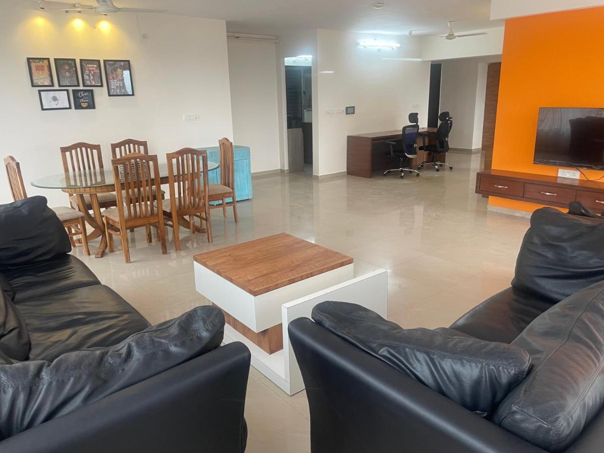 Royal Nest Premium Hotel Mundhva Buitenkant foto