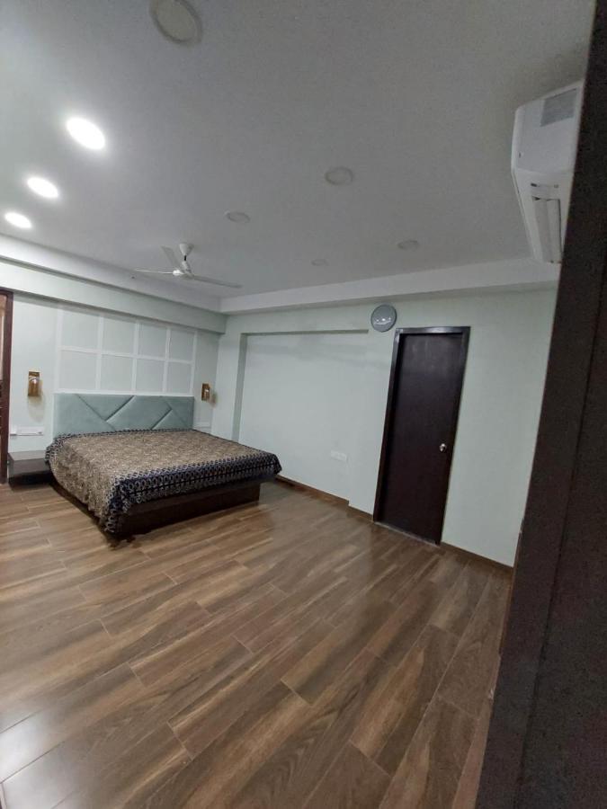 Royal Nest Premium Hotel Mundhva Buitenkant foto