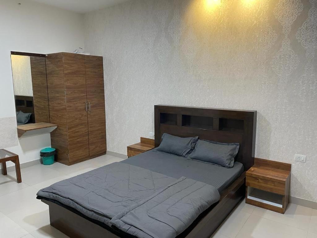 Royal Nest Premium Hotel Mundhva Buitenkant foto